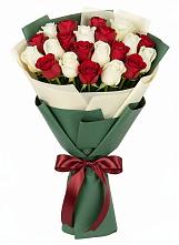 Букет Микс из красных и белых роз в Славгороде