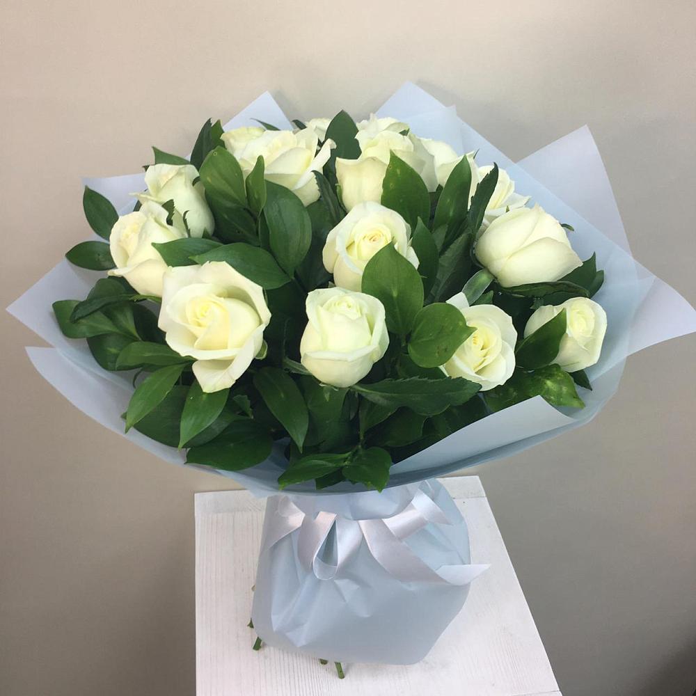 Букет 15 Белых роз Проуд в Славгороде