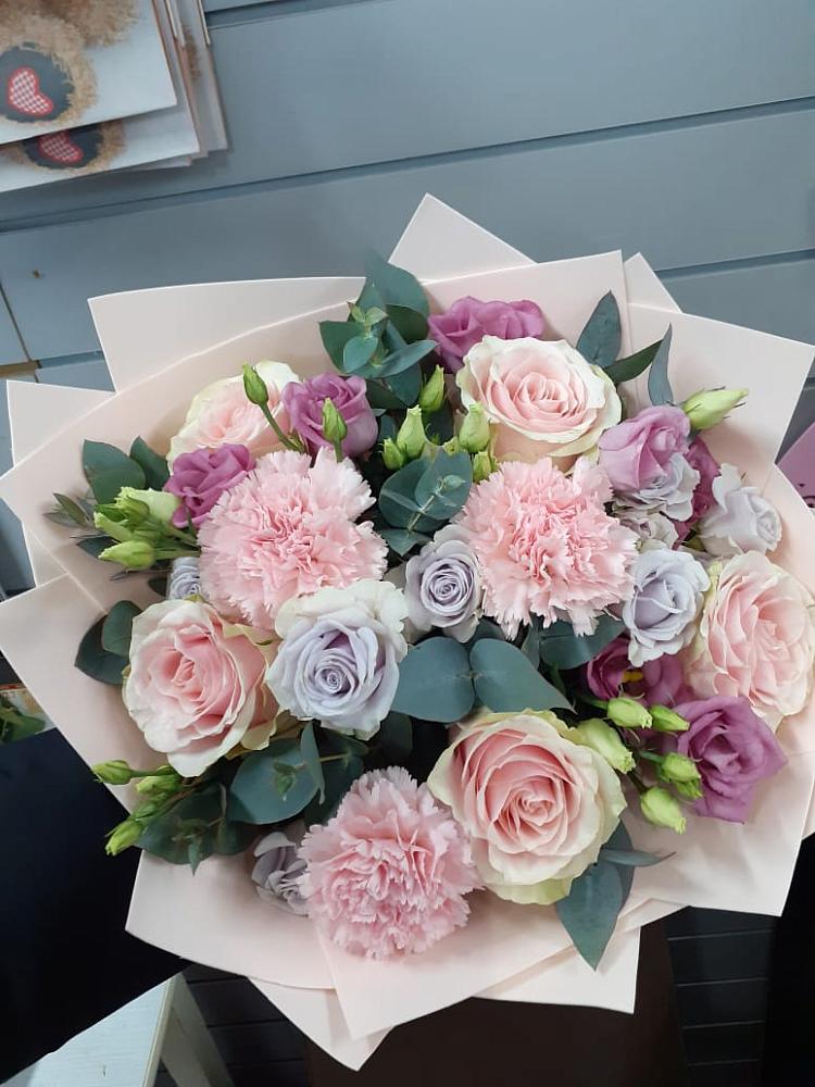 Букет цветов из: Розы, Гвоздики и Лизиантусы в Славгороде