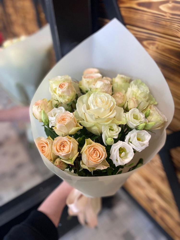 Букет цветов из: Розы и Лизиантусы в Славгороде